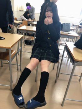 【画像】女子高生が学校で友達と撮った青春写真にほっこりしませんかの画像