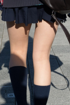 【画像】女子高生の膝裏が何故こんなにもスケベなのか説明せよの画像