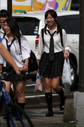【画像】シンプルにして頂点な女子高生の街撮り写真の画像