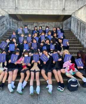 【画像】カワイイ子は中心、地味系は端っこな女子高生の集合写真ｗｗの画像