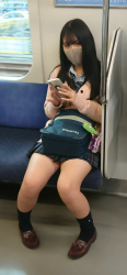 【画像】間違いを犯してしまいそうになる電車内女子高生の写真の画像