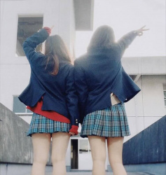 【画像】女子高生の背後からこっそりぶっかけたくなる後ろ姿写真の画像