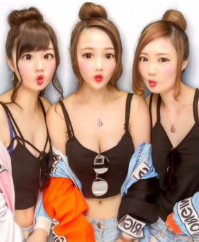 【画像】プリクラでおふざけのノリでちょっと露出多めなＪＫの画像