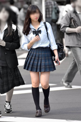 【画像】高校の近くに住んでた女子高生見放題な街撮り写真の画像
