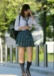 【画像】暑くなってきて下着が透けてたらガッツポーズな街撮り女子高生の画像