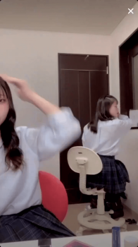 【動画像】女子高生がライブ配信中にパンチラするラッキースケベを捉えた瞬間の画像