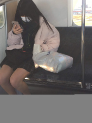 【画像】女子高生を電車内でこっそり盗撮したけしからん行為がこちらの画像