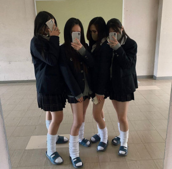 【画像】ルーズソックスを履いた女子高生にボコボコに踏まれたいよなｗｗの画像