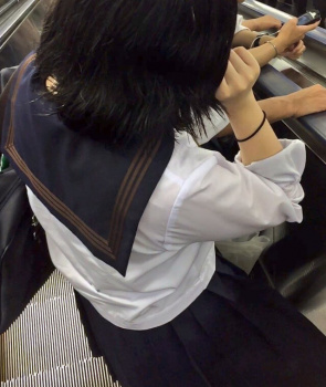 【画像】制服ＪＫの背後からち〇ぽ擦り付けたくなる写真集の画像