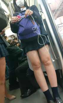 【画像】ＪＫのスベスベなふとももにぶっかけたくなるので閲覧注意です。の画像