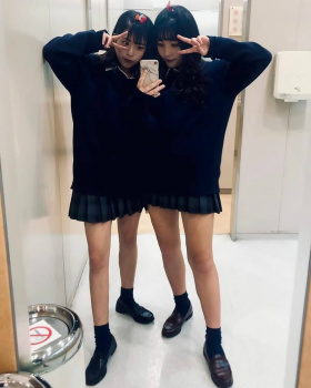 【画像】鏡の前で友達と写真を撮るＪＫっていつから流行り出したんやろの画像