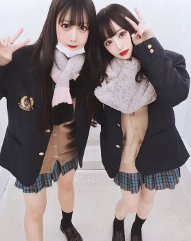 【画像】女子高生とプリクラの密室空間にいるとめちゃドキドキするよなｗｗの画像