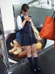 【画像】駅のホームでスマホに集中してるＪＫちゃんをﾊﾟｼｬﾘの画像