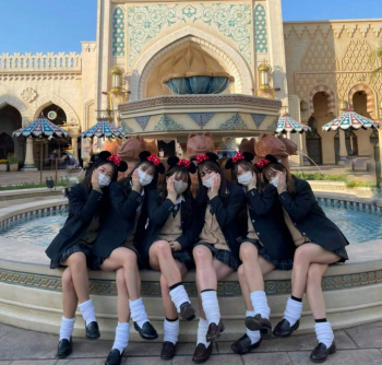 【画像】ディズニー名物、思い出作り中の制服ＪＫちゃんの画像