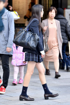 【画像】通学中な女子高生の一瞬を捉えた街撮り写真の画像