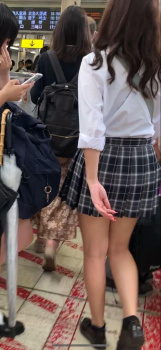 【画像】スカートをペロっと捲りたくなる後ろ姿の女子高生の画像