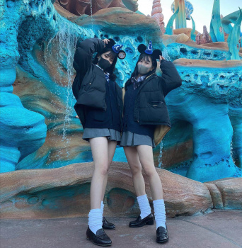 【画像】成人してからディズニーデートしてもＪＫにしか目がいかんよなｗｗの画像