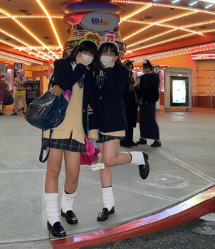【画像】女子高生さん、最後の思い出作りに制服ディズニーの画像