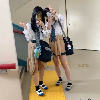 【画像】青チェに白いふとももが最高にエロい新栄ＪＫちゃんの画像
