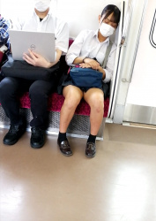 【画像】女子高生さん、電車で対面にスマホ持ちおっさんが居たら気を付けてください【注意喚起です】の画像