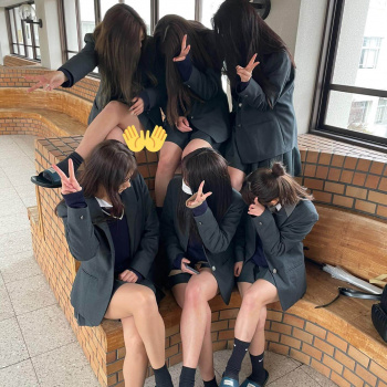 【画像】むちむちなふとももで脚組みするＪＫちゃんがエチ過ぎるｗｗの画像