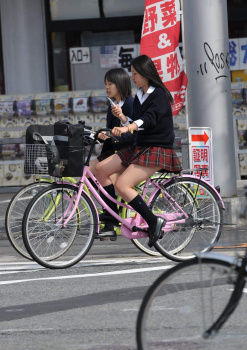 【画像】チャリンコ女子高生のスカートがなぜ捲れないのか考察するスレの画像