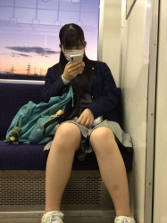 【画像】電車で無防備なＪＫちゃん達の前でシコシコしてみたくない？ｗｗの画像