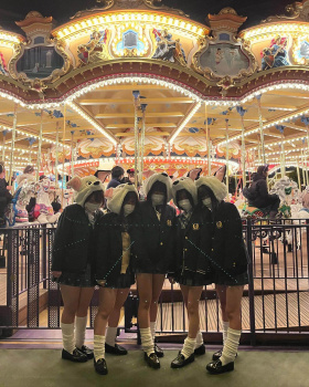 【画像】Ｐ活すればディズニーで制服ＪＫとイチャイチャ出来たりする？の画像