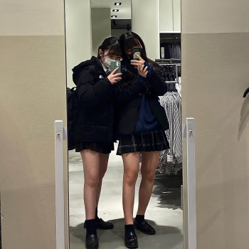 【画像】女子高生「鏡あるからとりま撮ろ～」ｶｼｬな写真集の画像