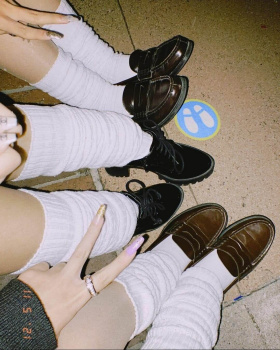 【画像】女子高生のルーズソックスというエチ臭アイテムｗｗの画像