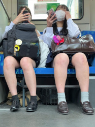 【画像】電車で女子高生の対面に男が居たら注意な喚起画像ですの画像