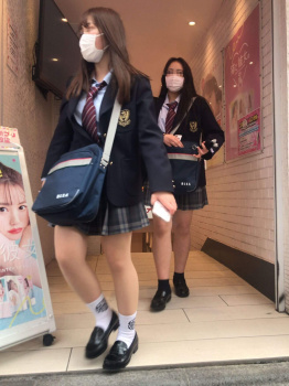 【画像】街で女子高生とすれ違った瞬間おもくそ深呼吸するよなｗｗの画像