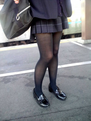 【画像】黒タイツ履いた女子高生ってみんな的にはどうなん？の画像