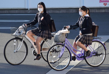 【画像】「めくれろめくれろ・・・」と祈るチャリンコ女子高生ｗｗの画像