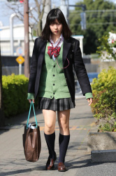 【画像】街で女子高生ちゃんを見かけるとまじで１日頑張れるよなｗｗの画像