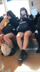 【画像】女子高生が電車に現れた！・接近する→・盗撮する・お触りするの画像