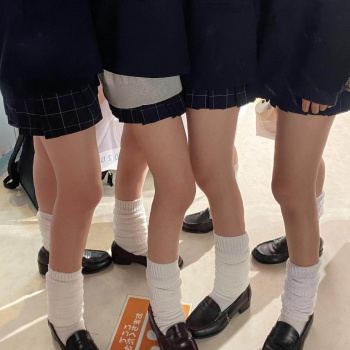 【画像】女子高生が履くルーズソックスてもはやオナホよなｗｗの画像