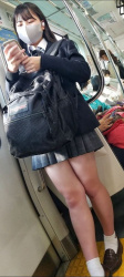 【画像】危険なかほり･･･電車内で撮られてしまった女子高生たち・・・の画像