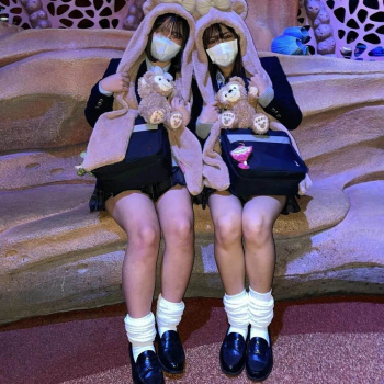 【画像】ディ〇ニーの制服ＪＫちゃんもそろそろ規制すべきよなﾋﾞｸﾝﾋﾞｸﾝの画像