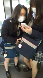 【画像】合法的に女子高生ちゃんとお近づきになれる電車という神シチュの画像