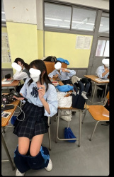 【画像】高校時代は女子高生うざかったけど今じゃ愛おしすぎる校内写真の画像