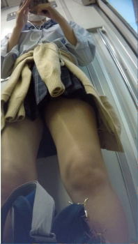 【画像】電車内でこんな女子高生がいたら如何に自然に近づけるかよなｗｗの画像