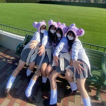 【画像】着ぐるみ着て立っとけばこんな制服ディ〇ニーＪＫと合法ハグし放題じゃね！？ｗｗの画像