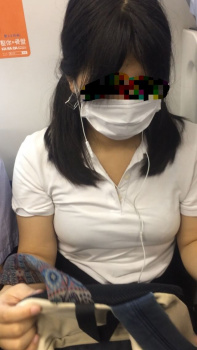 【画像】電車やホームでスマホ見て油断してるＪＫちゃんに接近してﾊﾟｼｬﾘの画像