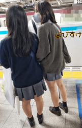 【画像】こっそり近付いてバックハグしたくなる女子高生の後ろ姿写真の画像