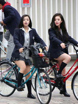 【画像】チャリンコ女子高生のスカートが捲れないのってどういう原理？ｗｗの画像