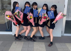 【画像】卒業式で友達と最後の一枚を撮る女子高生たちの画像