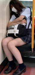【画像】電車に女子高生が居たらどこまでも乗ってられるよなwwの画像