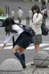 【画像】街でこんな女子高生見かけて盗撮やつ、ちょっと来なさい。の画像