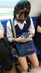【画像】電車で女子高生の隣に座りたいけどスケベじじいと思われたくないから葛藤奴ｗｗの画像